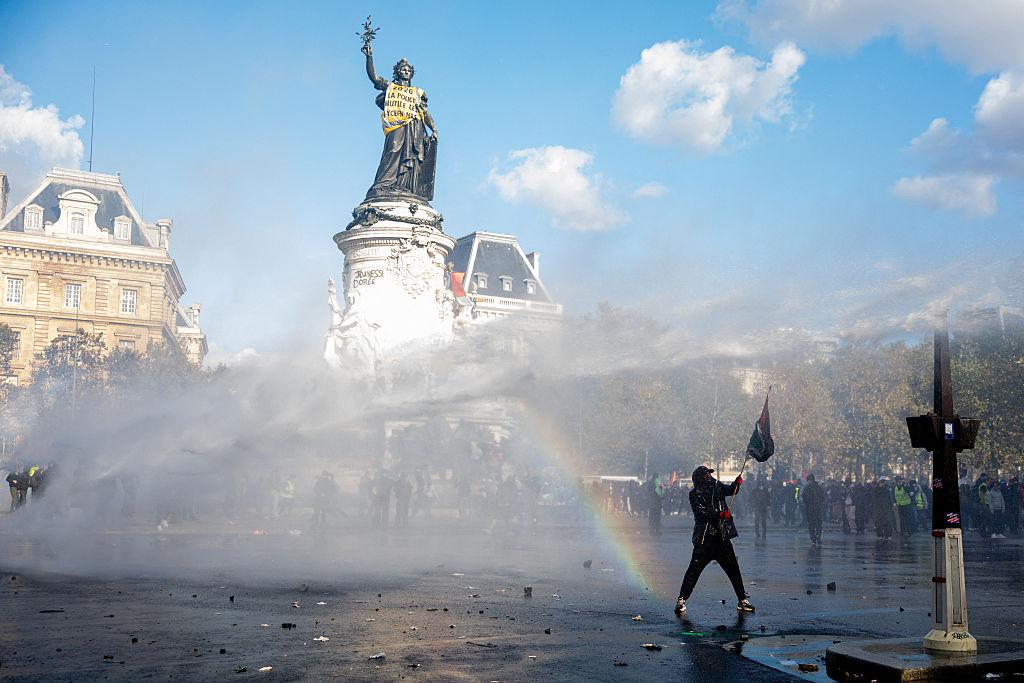 Kırılan Camlar, Korunan Düzen: Paris Protestoları, Sanat ve Şiddetin Politik Dili